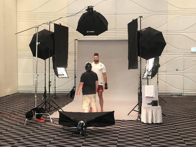 Jiří Procházka pro focení před premiérou v UFC v Abú Zabí.