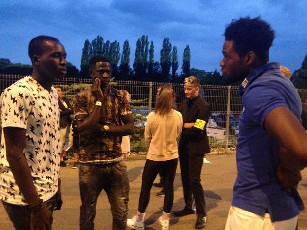 Útočník Sparty Benjamin Tetteh (vpravo) se svými krajany Cletusem a Sharanim po utkání s Opavou.