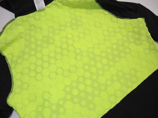 Běžecká mikina Reebok Spartan Race Hexawarm Pullover - detail vnitřního zateplení zad a ramen.