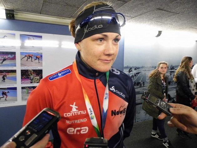 Rychlobruslařka Karolína Erbanová v rozhovoru s novináři po závodě na 1000 metrů na MS v Heerenveenu.