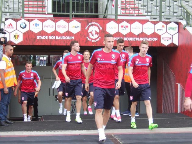 Pavel Kadeřábek přivádí český tým na trénink v Bruselu.