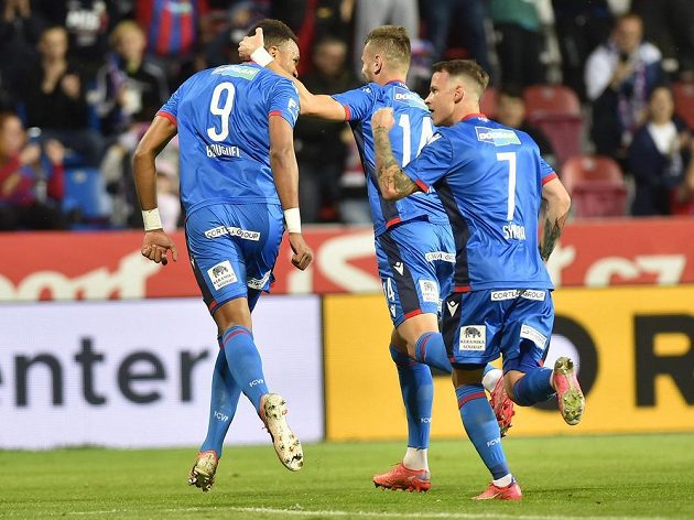 Fotbalisté Viktorie Plzeň se radují z úvodního gólu v utkání se Zlínem. Jeho autor Jean-David Beauguel (úplně vlevo) ho docílil z penalty.