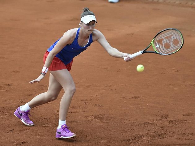 Česká tenistka Markéta Vondroušová v utkání Fed Cupu s Leylah Fernandezovou z Kanady.