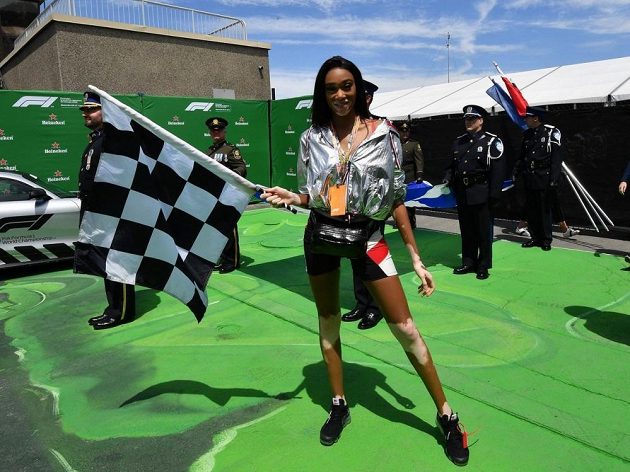 Modelka Winnie Harlowová měla na svědomí zmatek na konci Velké ceny Kanady F1. Odmávala totiž konec o kolo dřív.