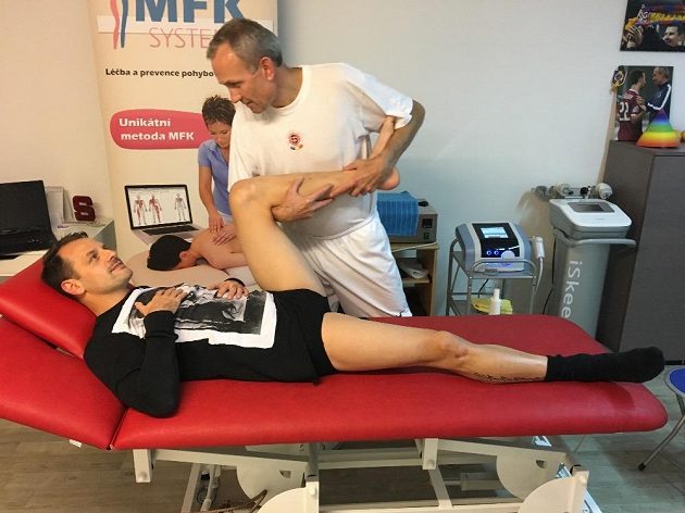 Bývalý sparťanský záložník Marek Matějovský v péči maséra Tomáše Stránského.