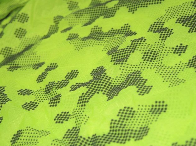 Větrovka Reebok One Series Running Wind Breaker: Detail chloupkaté vnitřní struktury.