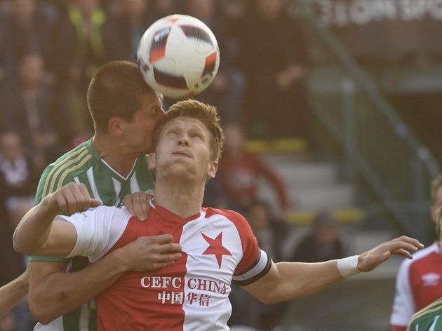 Michal Šmíd z Bohemians v tvrdém souboji s Milanem Škodou ze Slavie v utkání 27. kola první fotbalové ligy.