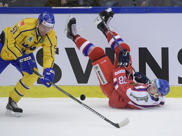 Švéd Jonas Ahnelov (vlevo) pacifikuje Dominika Kubalíka během úvodního duelu na turnaji Karjala.