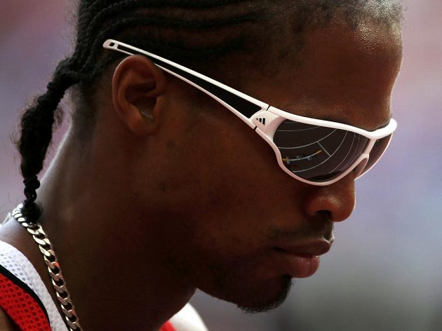 Renny Quow před startem běhu na 400 metrů. Atlet z Trinidadu a Tobaga lehce připomíná rappera Snoop Dogga.