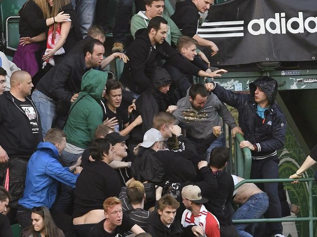 Potyčka fanoušků během vršovického derby mezi Bohemians a Slavií v 27. kole nejvyšší soutěže.