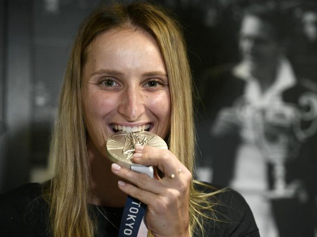 Tenistka Markéta Vondroušová pózuje se stříbrnou medailí z ženské dvouhry po příletu z olympijských her v Tokiu.