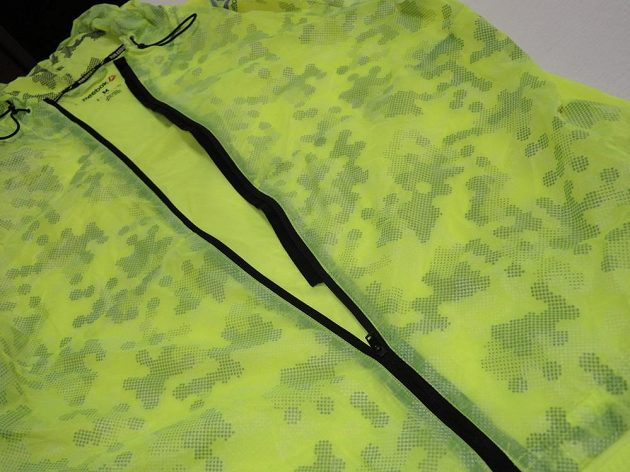 Větrovka Reebok One Series Running Wind Breaker: Jen ta vnitřní léga je pro mne nepochopitelně kratší.