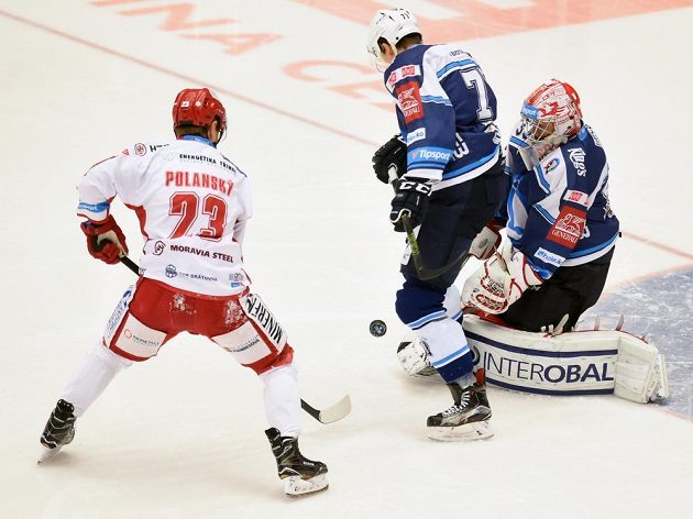 Třinecký útočník Jiří Polanský (vlevo) se snaží překonat plzeňského brankáře Alexandra Hyláka. Přihlíží obránce Indiánů David Němeček.