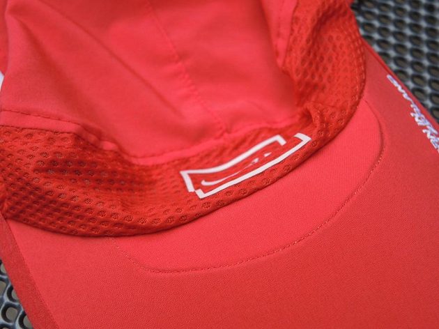 Kšiltovka CompresSport Pro Racing Ultralight Cap - detail napojení kšiltu shora.