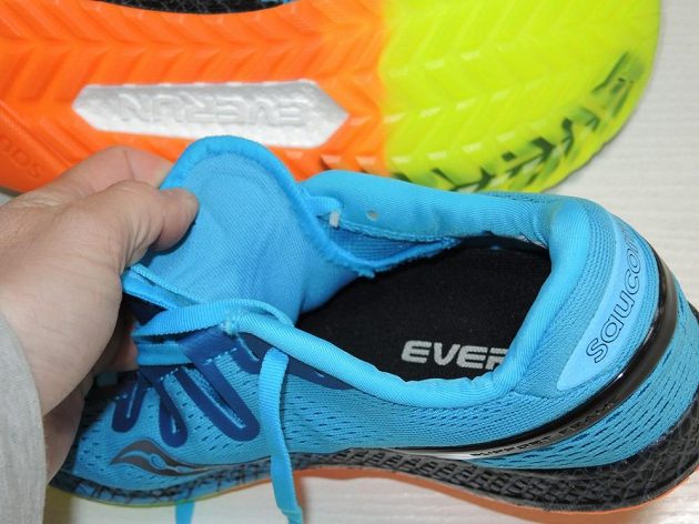 Běžecké boty Saucony Freedom ISO: Jazyk je řešen velmi neobvykle - pohled do nitra boty.