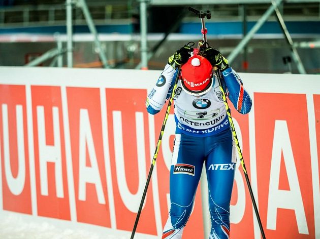Česká biatlonistka Veronika Vítková nemohla být se svým výkonem ve smíšené štafetě spokojená. Musela na trestné kolo.