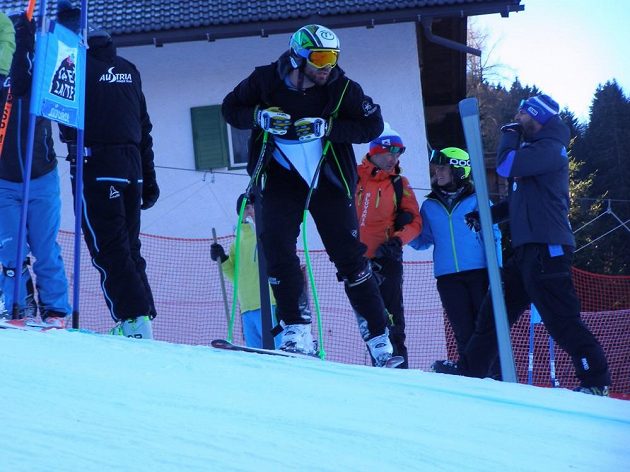 Jan Hudec při prohlídce trati před závody světového poháru ve Val Gardeně.
