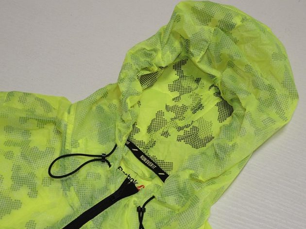 Větrovka Reebok One Series Running Wind Breaker: Kapuce dobře sedí, má postranní stahování.