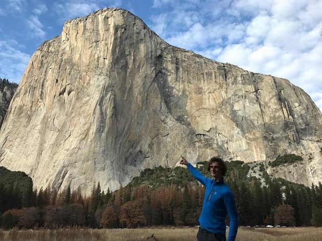 Lezec Adam Ondra ukazuje na Dawn Wall v Yosemitech.