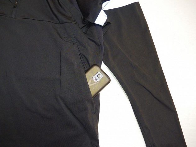 Běžecká mikina Reebok Spartan Race Hexawarm Pullover - váš telefon se v kapse úplně ztratí.