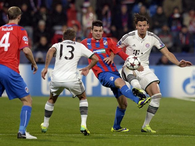 Roman Hubník z Plzně (vlevo), Rafinha z Bayernu, Michal Ďuriš z Plzně a Daniel van Buyten z Bayernu v utkání Ligy mistrů v Plzni.