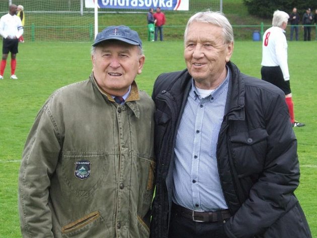 Fotbaloví internacionálové Josef Jelínek (vpravo) a Arnošt Pazdera se postarali o slavnostní výkop zápasu starých gard.