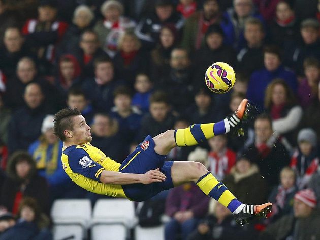 Mathieu Debuchy z Arsenalu při akrobatickém kousku v utkání na hřišti Southamptonu.