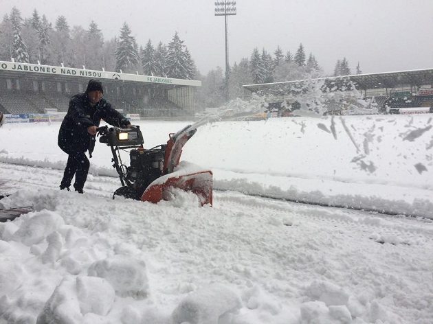 Kalamita v Jablonci, liga s Hradcem se 2. prosince 2016 hrát nebude.