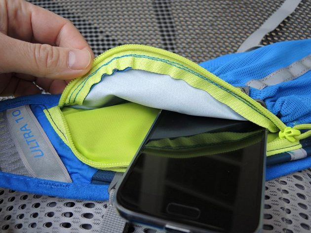 Běžecký batoh/běžecká vesta CamelBak Ultra 10 - jeho asi největší chyba: nepromokavá látka u kaspy na telefon není zevnitř, ale zvenku.