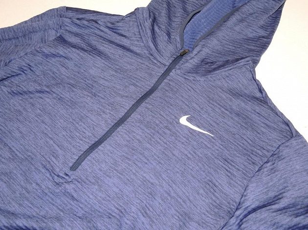 Běžecká mikina Nike Therma Sphere Element: Detail polovičního zipu a reflexního loga.