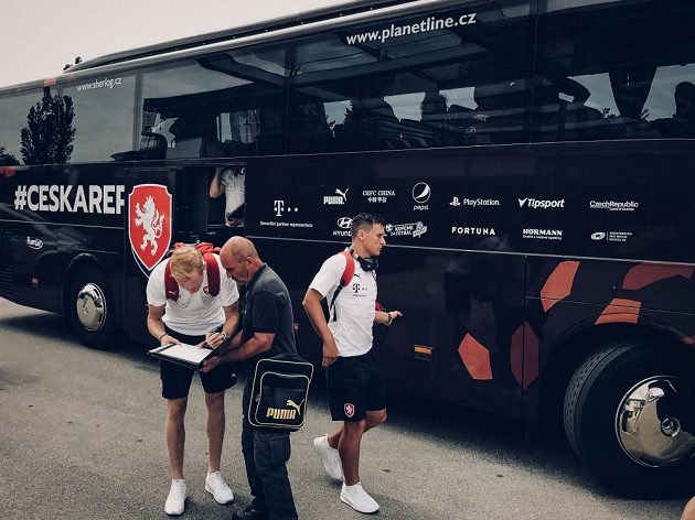 Reprezentační nováček Václav Jemelka se podepisuje po příjezdu do Rakouska. Vpravo Jan Bořil.