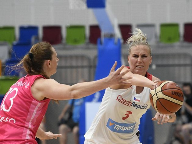 Aija Brumermaneová z Lotyšska a Kamila Štěpánová z ČR během přípravného turnaje basketbalistek v Praze