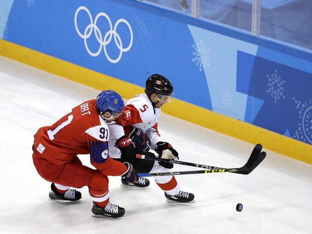 Martin Erat a Chay Genoway v souboji o třetí místo.