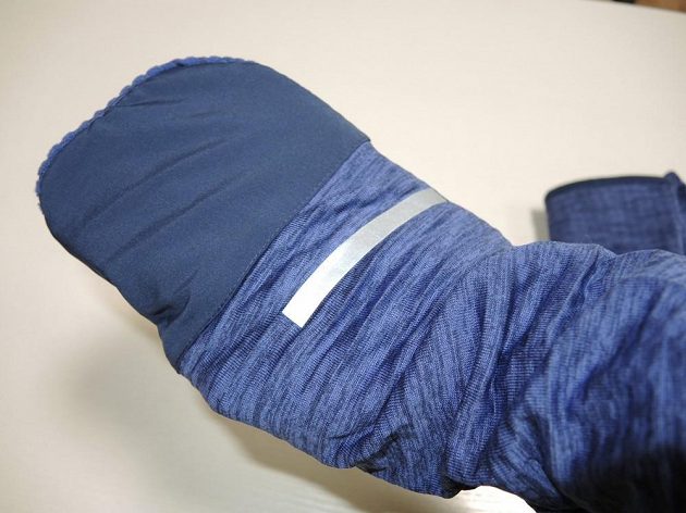 Běžecká mikina Nike Therma Sphere Element: Pouhým přehrnutím manžety vzniká jednoduchá rukavice.