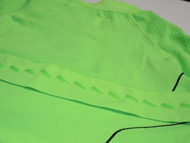 Termotriko Mizuno BG WAVE LS HZ: Množství silikonových proužků na spodním okraji zabraňuje posunu.
