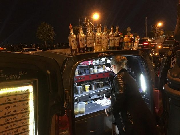 Kufry osobních automobilů se při zvedání mostů přes Něvu mění v nálevny.