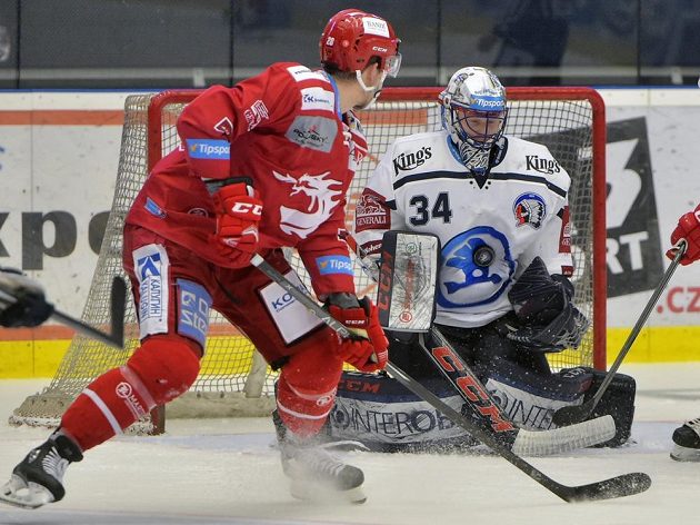 Martin Gernát z Třince a brankář Plzně Dominik Frodl v utkání 50. kola.