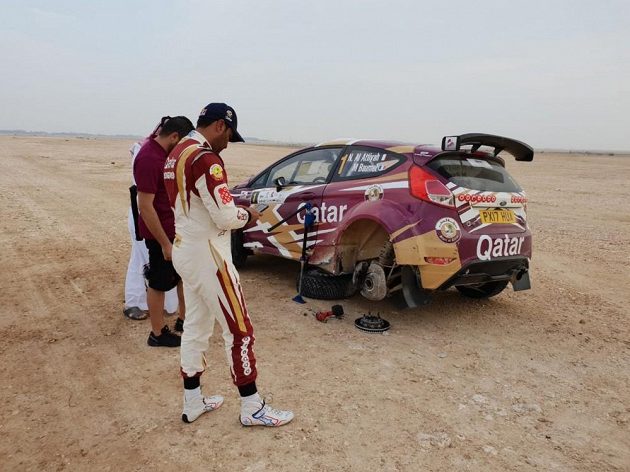 Klíčový okamžik Katarské rallye. Domácí Nasir Al Attíja u poškozeného vozu, s nímž musel po páté měřené rychlostní zkoušce odstoupit.