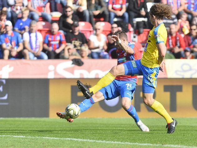 Radim Řezník z Plzně a Alex Král z Teplic v akci během utkání 11. kola fotbalové ligy.