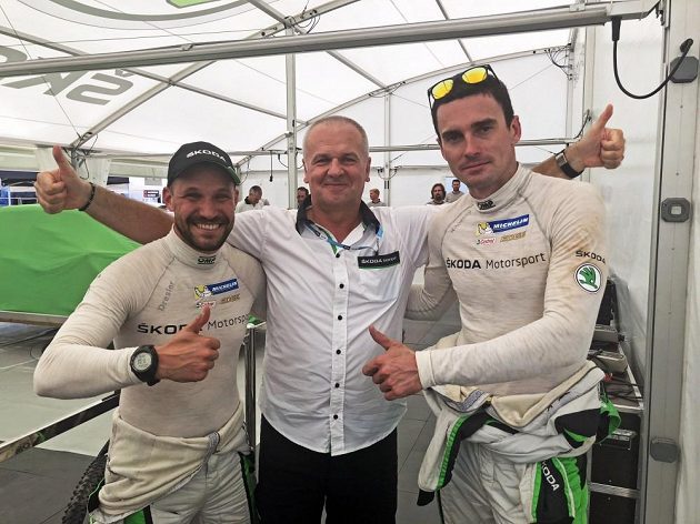 Jan Kopecký (vpravo) s Pavlem Dreslem a šéfem továrního týmu Michalem Hrabánkem po vítězství v Turecké rallye.