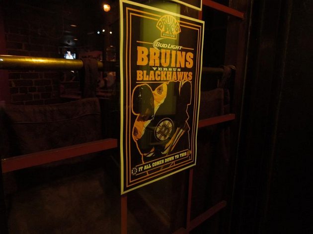 Boston finále Stanley Cupu žije, což dokumentuje i jeden z plakátů vyvěšený v restauraci.