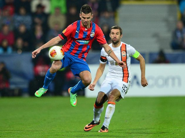 Michal Ďuriš z Plzně (vlevo) si zpracovává míč, přihlíží Darijo Srna z Šachtaru.