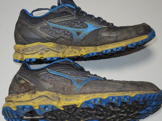 Běžecké krosové boty Mizuno Wave Daichi 2 - reflexe je za tmy dobře patrná i přes vrstvu špíny.