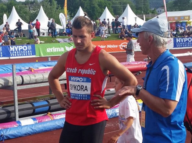 Jiří Sýkora dostává v Götzisu rady od svého kouče Pavla Svobody.