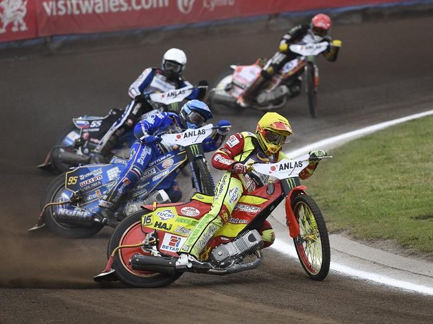 Grand Prix České republiky domácím barvám úspěch nepřinesla. Václav Milík z ČR (v popředí) skončil dvanáctý, za ním jsou na snímku Bartosz Zmarzlik z Polska (95) a Matej Žagar ze Slovinska (55).