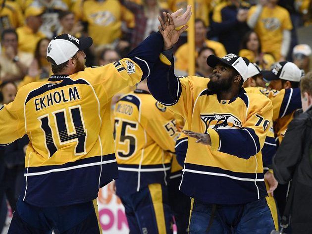 Hokejisté Nashvillu Predators oslavují premiérový postup do finále Stanley Cupu. Na domácím ledě vyhráli nad Anaheimem 6:3 a celou sérii ovládli v poměru 4:2 na zápasy.