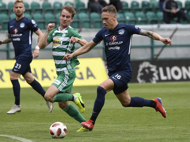 Zleva Jan Záviška z Bohemians a Patrik Šimko ze Slovácka v běžeckém souboji během utkání nejvyšší soutěže fotbalistů.