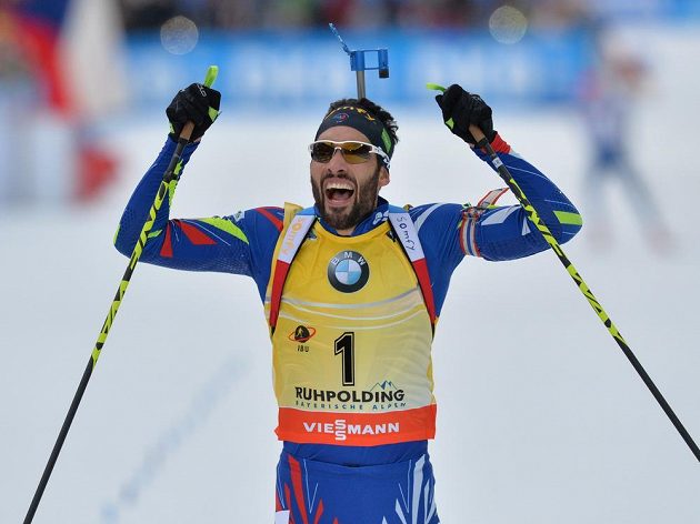 Francouzský suverén Martin Fourcade se raduje z triumfu v závodu s hromadným startem SP v Ruhpoldingu.