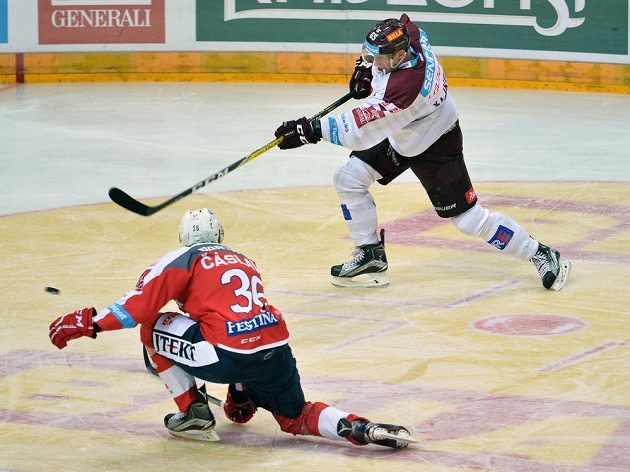 Sparťanský obránce Michal Čajkovský pálí na pardubickou branku (vpravo). Zblokovat jeho střelu se snaží obránce Východočechů Petr Čáslava.