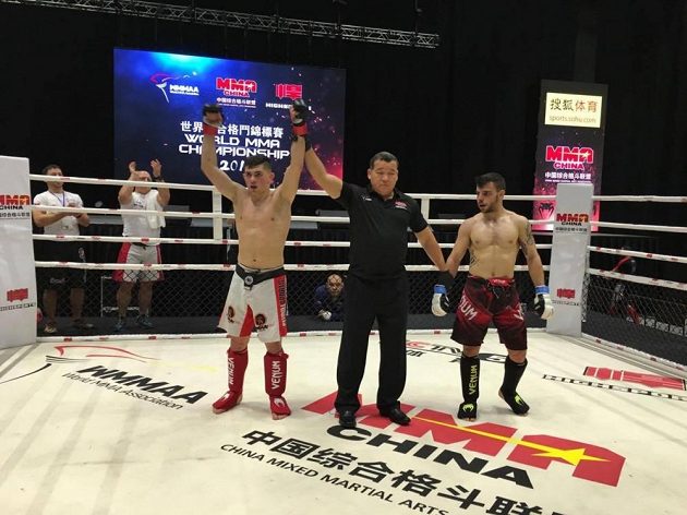Artur Mykytenko (vlevo) po vítězném boji na mistrovství světa v Macau.